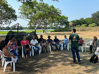 Moradores da APA Baía Negra aprendem sobre hábitos dos grandes felinos do Pantanal