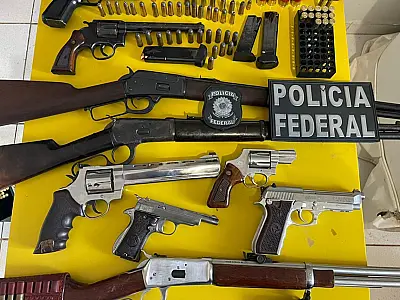 PF apreende armas irregulares exibidas por colecionador na internet