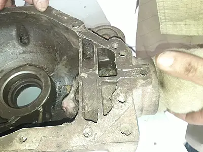 Bombeiros socorrem filhote de cachorro preso em peça de caminhão