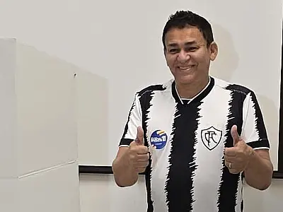 Pardal vota e diz que vai acompanhar apuração em casa