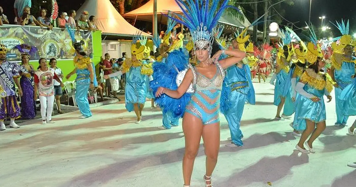 Mocidade faz desfile histórico e acende a luz verde para a vitória
