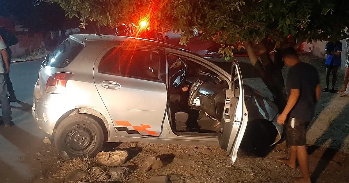 Carro colide em poste e mulher é socorrida com dores na coluna