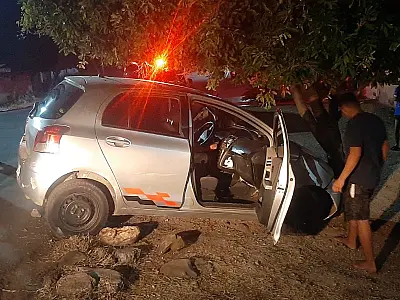 Carro colide em poste e mulher é socorrida com dores na coluna