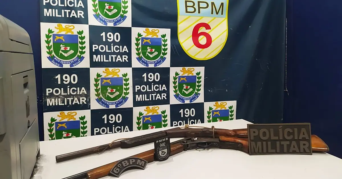 Homem denuncia esposa por agressão e mulher entrega espingardas do marido