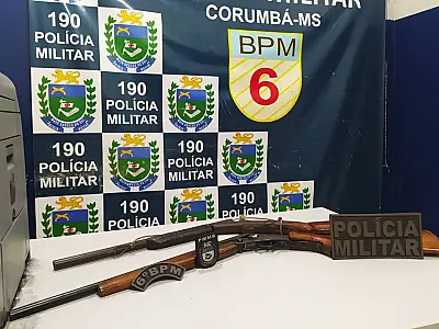 Homem denuncia esposa por agressão e mulher entrega espingardas do marido