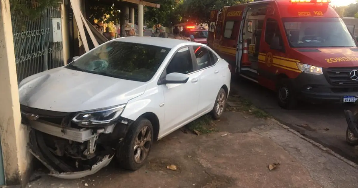 Carro que colidiu em muro atingiu mãe e criança de 10 anos a caminho da escola