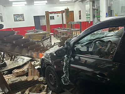 Carro invade restaurante após colisão e motorista é detido em Corumbá