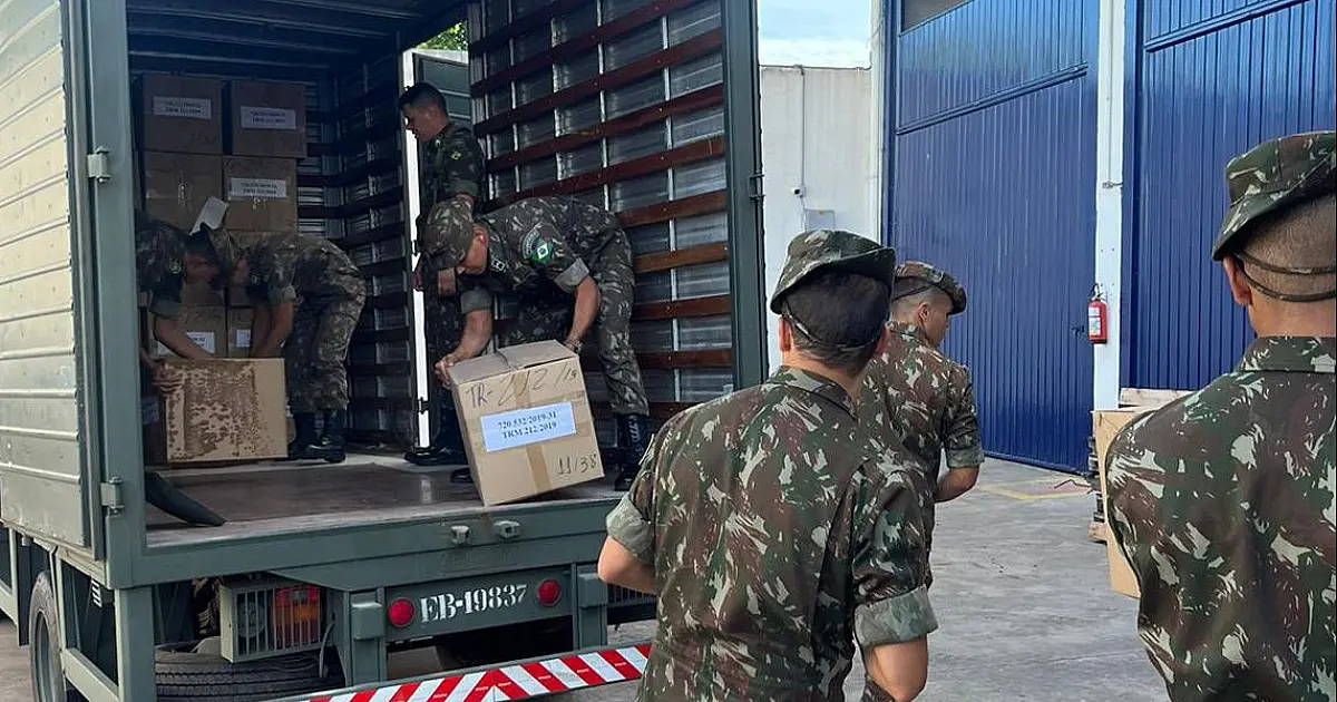 Receita entrega quase 4 toneladas de vestuários para ações sociais do Exército