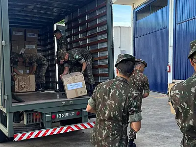 Receita entrega quase 4 toneladas de vestuários para ações sociais do Exército