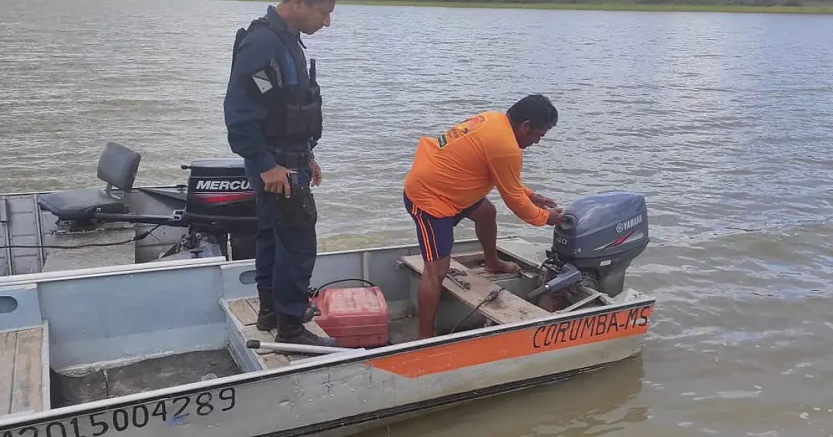 Ladrão abandona barco furtado e cartões de crédito durante fuga
