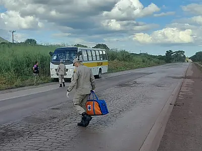 Criança é resgatada em ônibus escolar com suspeita de fratura na perna