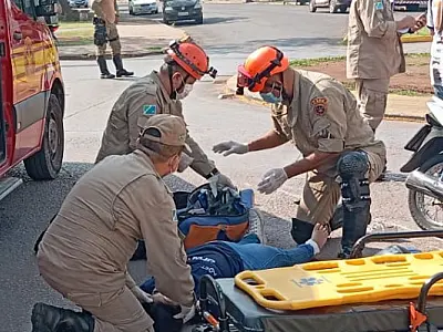 Mulher fica ferida em colisão entre carro e moto no centro
