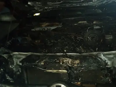 Caminhonete boliviana pega fogo em movimento no Jardim dos Estados