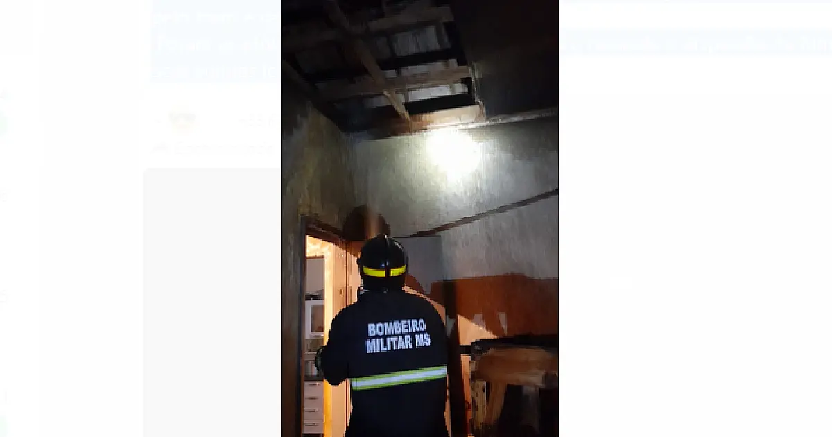 Incêndio em casa teve inicio pela fiação elétrica até atingir forro e cama