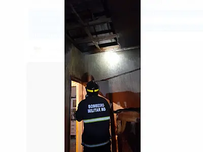 Incêndio em casa teve inicio pela fiação elétrica até atingir forro e cama