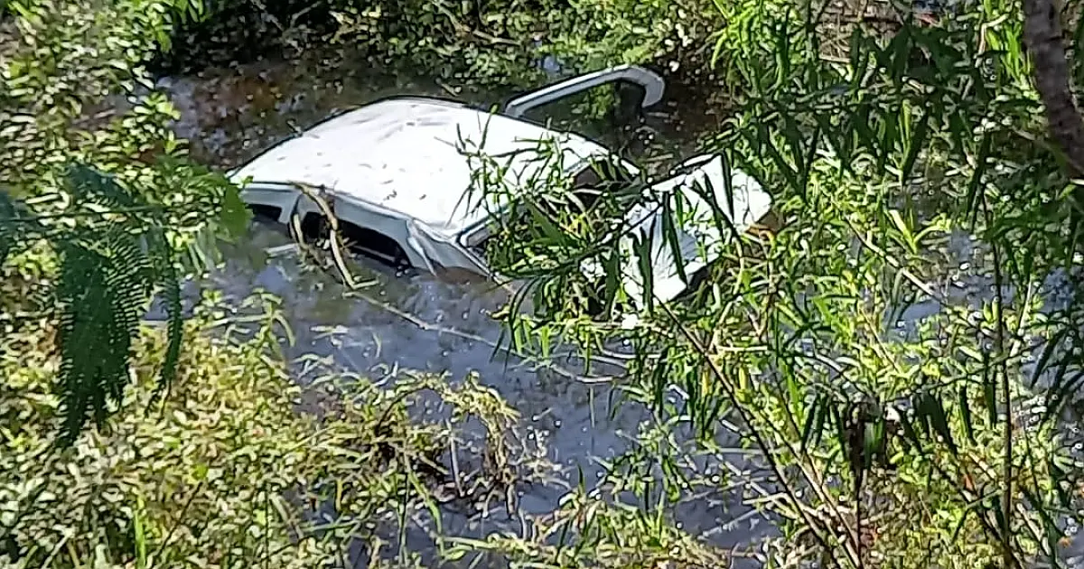 Mulher perde controle da direção e carro despenca por 5 metros na BR 262