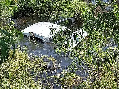 Mulher perde controle da direção e carro despenca por 5 metros na BR 262