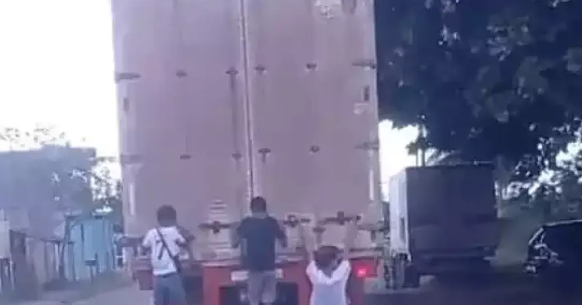 Pegar carona na traseira do caminhão apresenta risco de morte