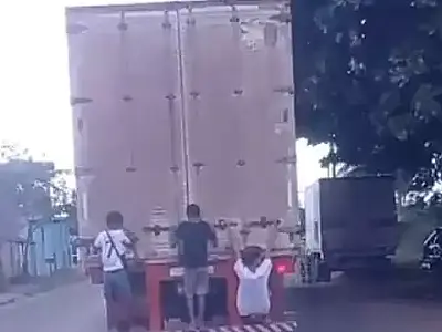 Pegar carona na traseira do caminhão apresenta risco de morte