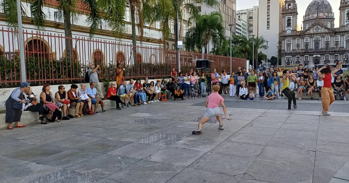 Bailarino da Cia de Dança do Pantanal se apresenta com artistas da República Tcheca e Ucrânia