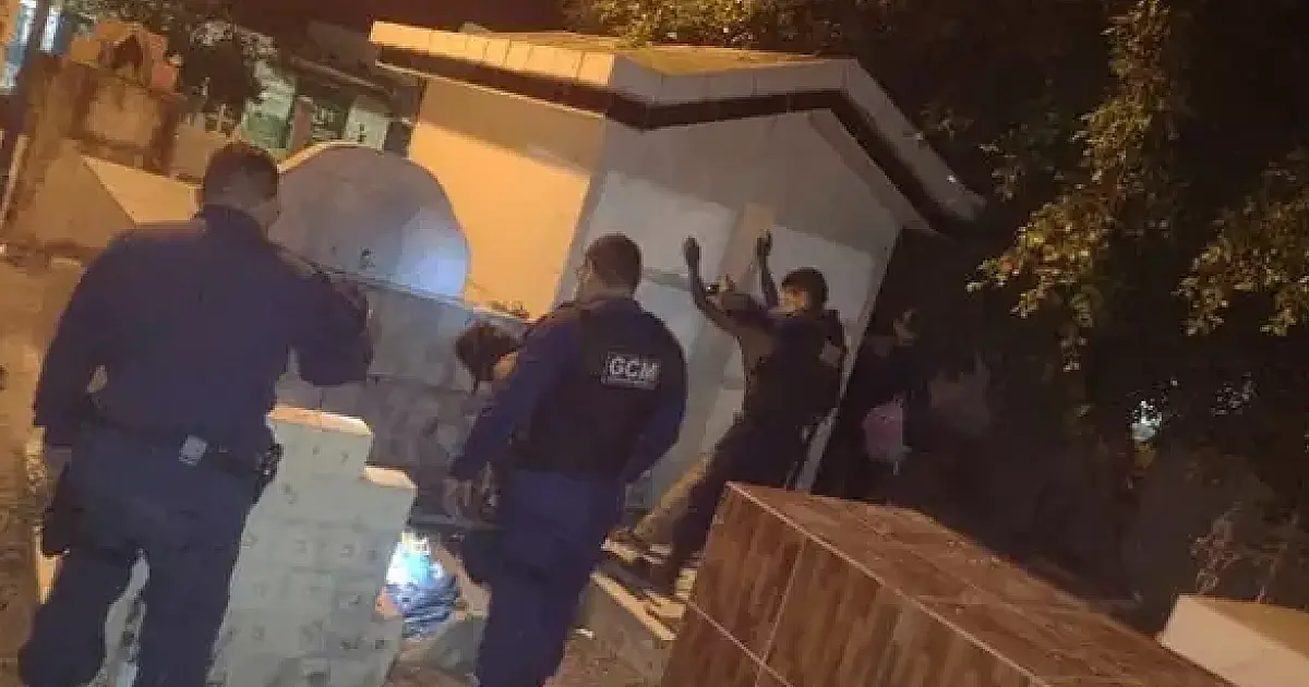 Foragido arromba sepultura para usar drogas e é preso