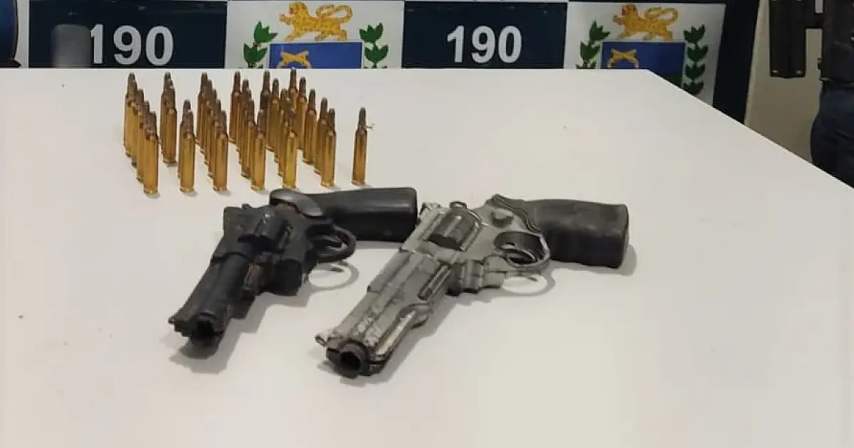 Perseguição policial prende dupla armada e recupera moto furtada