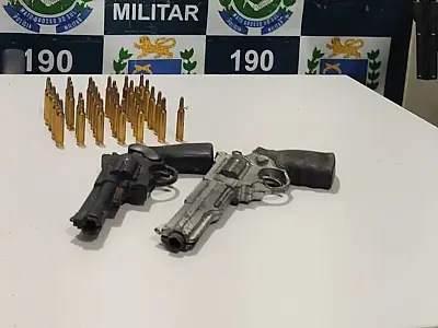 Perseguição policial prende dupla armada e recupera moto furtada