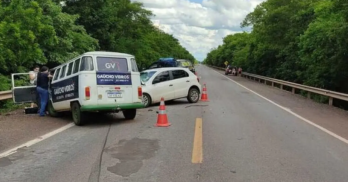 Colisão entre carro e van deixa uma pessoa morta e cinco feridas na BR-262