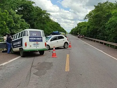 Colisão entre carro e van deixa uma pessoa morta e cinco feridas na BR-262