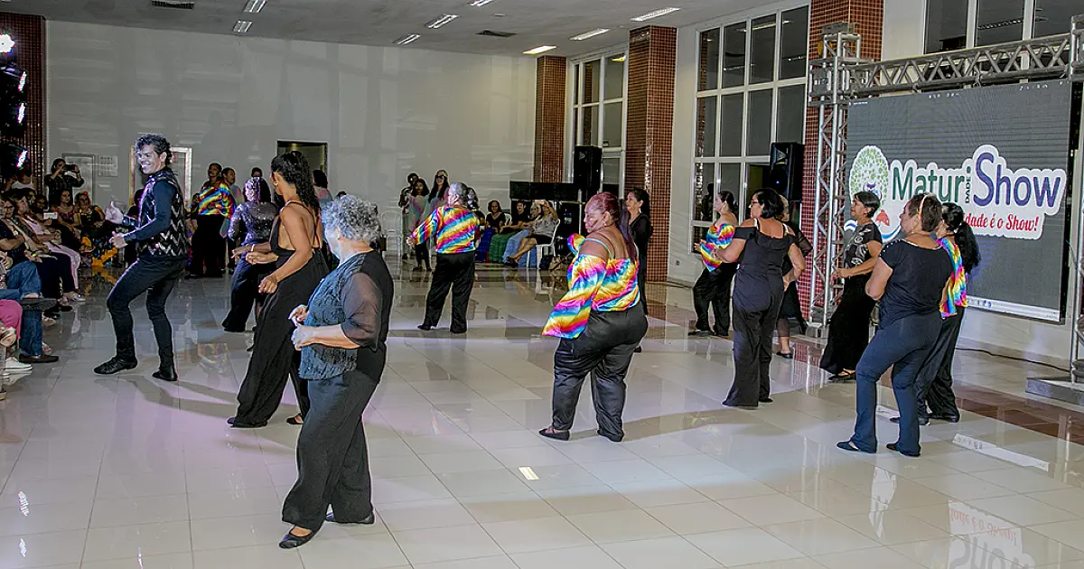 Idosos do Centro de Convenções do Pantanal dançam na abertura da 14ª Maturishow