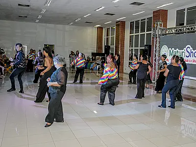 Idosos do Centro de Convenções do Pantanal dançam na abertura da 14ª Maturishow