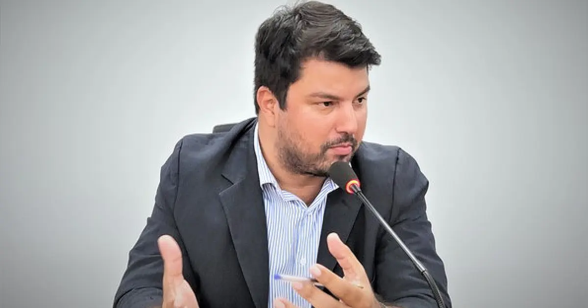 Vereador pede reforma de praça no centro, depredada por vândalos