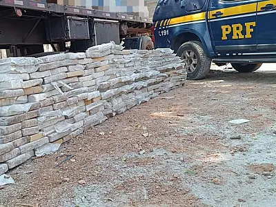 PRF aprende 298 kg de cocaína em carga de cimento que saiu de Corumbá