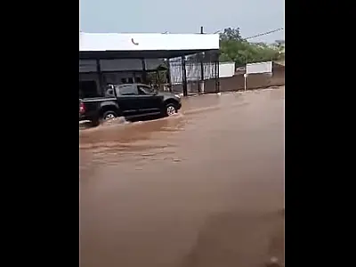 Chuva alaga ruas e deixa centro sem luz em Corumbá