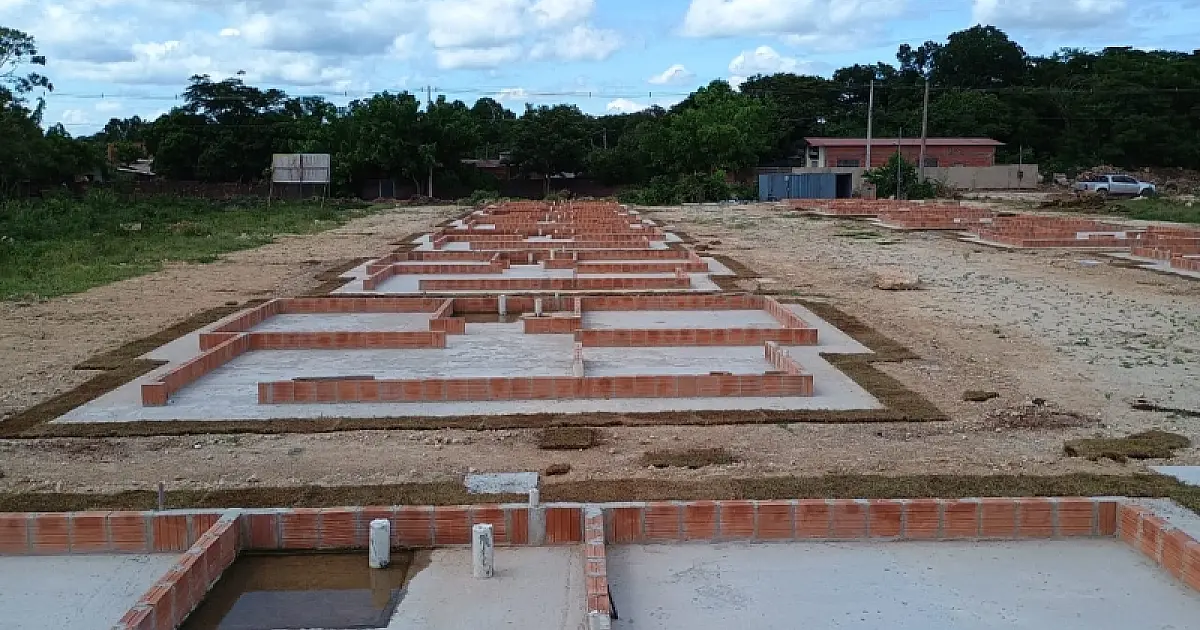 Programa de habitação popular conclui base para 40 casas em Ladário