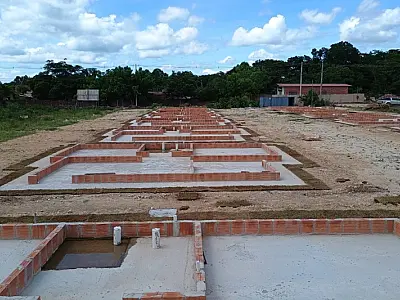 Programa de habitação popular conclui base para 40 casas em Ladário