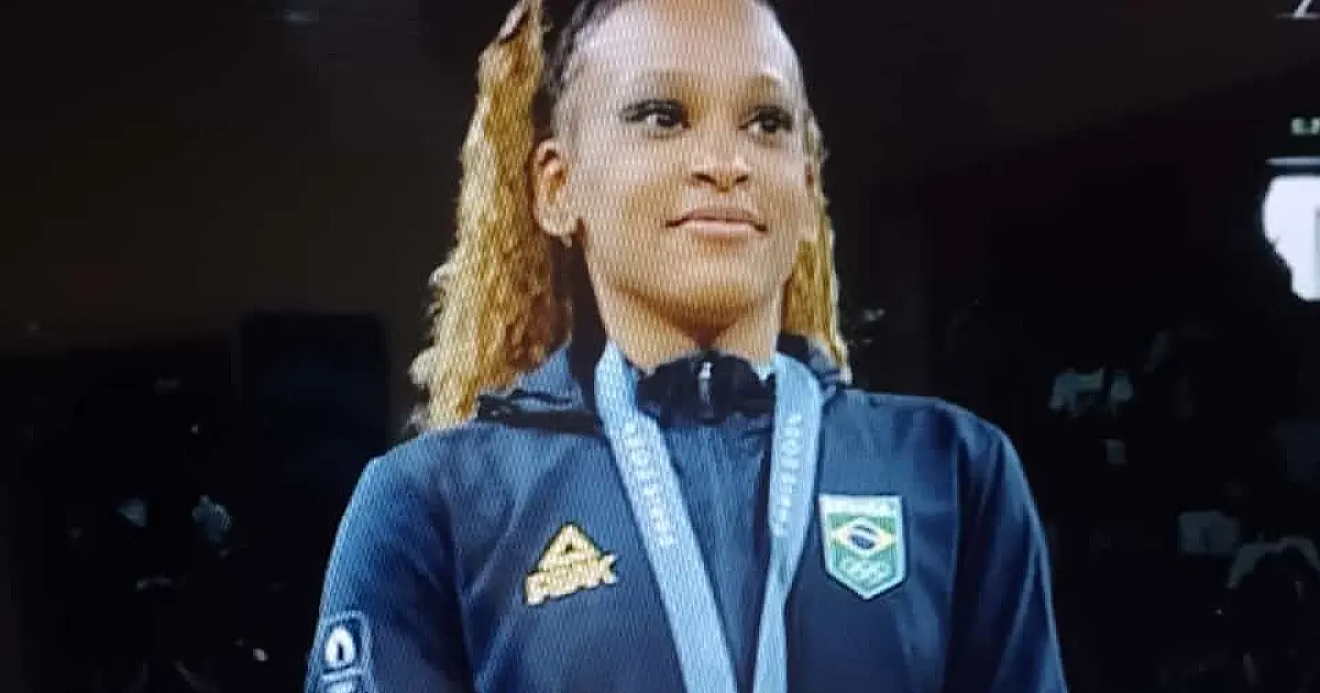 Rebeca é ouro no solo e vira maior medalhista olímpica do Brasil