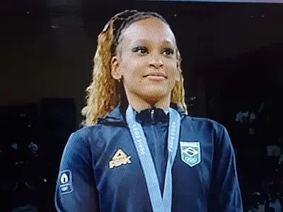 Rebeca é ouro no solo e vira maior medalhista olímpica do Brasil