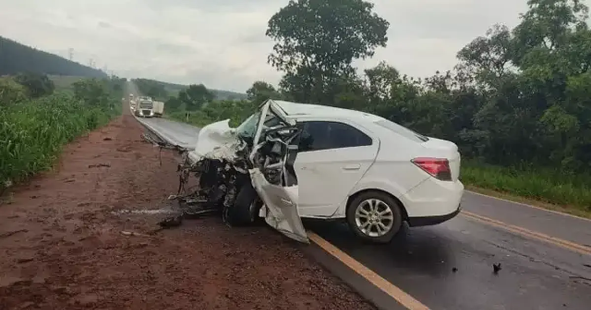 Carro atinge caminhonete de frente e motorista morre na BR-262