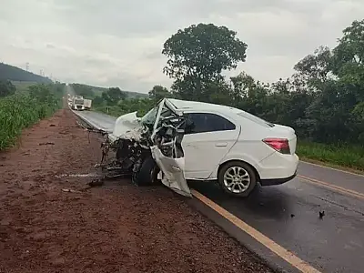 Carro atinge caminhonete de frente e motorista morre na BR-262