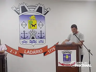 Vereador solicita manutenção em praças de Ladário