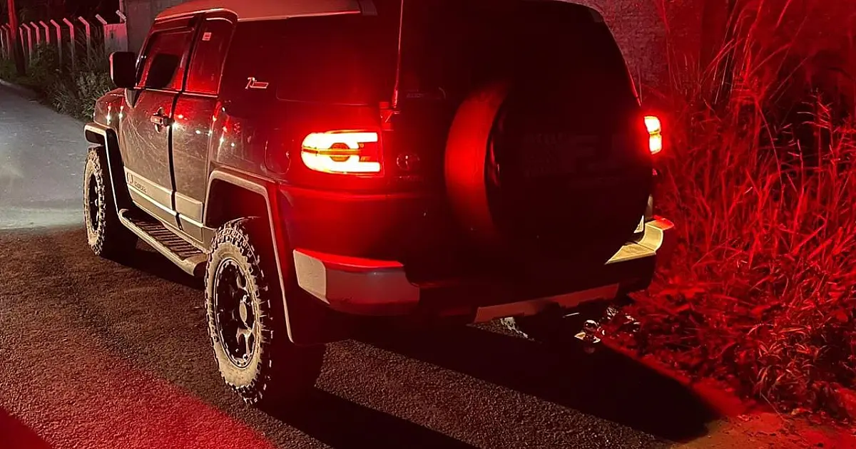 Indivíduo morto por arma de fogo é encontrado em carro abandonado na rua Rui Barbosa