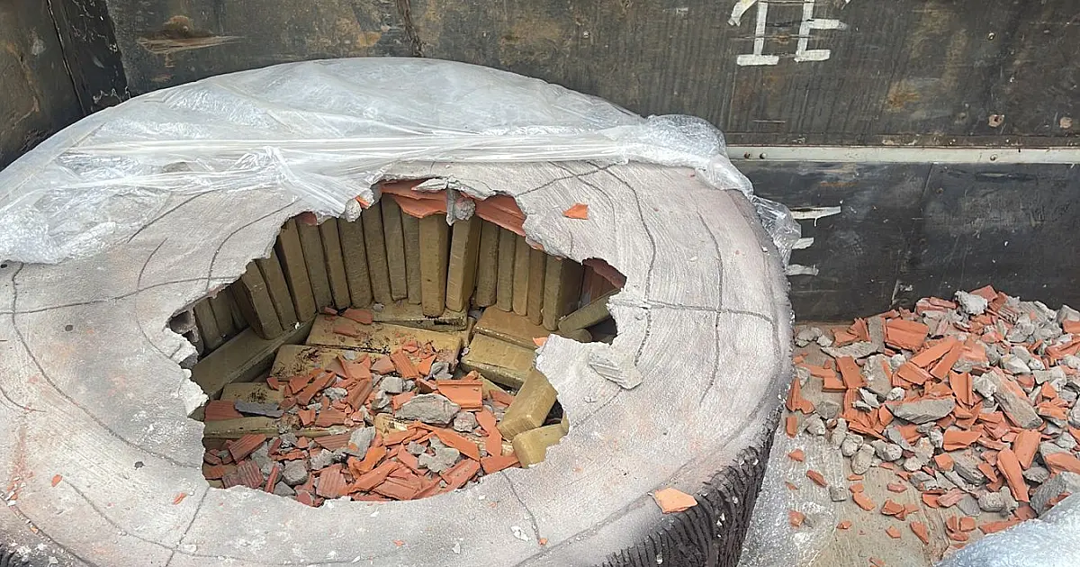 Caminhoneiro é flagrado com maconha escondida em bancos e mesas de concreto