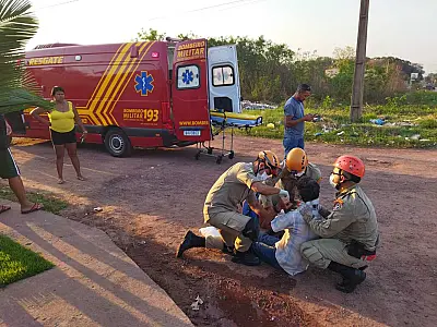 Colisão entre carro e moto deixa idoso ferido em Ladário