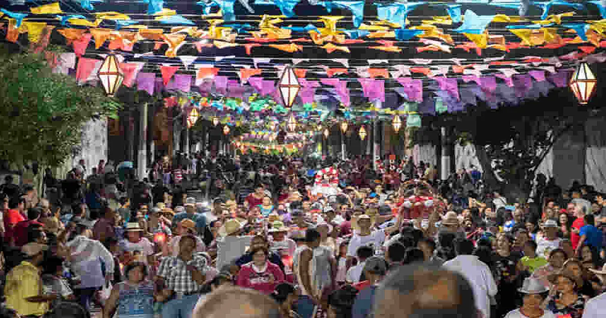 Primeiro dia do Arraial de São João reúne 30 mil pessoas e 150 andores em Corumbá