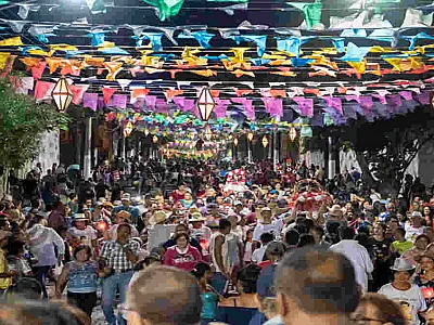 Primeiro dia do Arraial de São João reúne 30 mil pessoas e 150 andores em Corumbá
