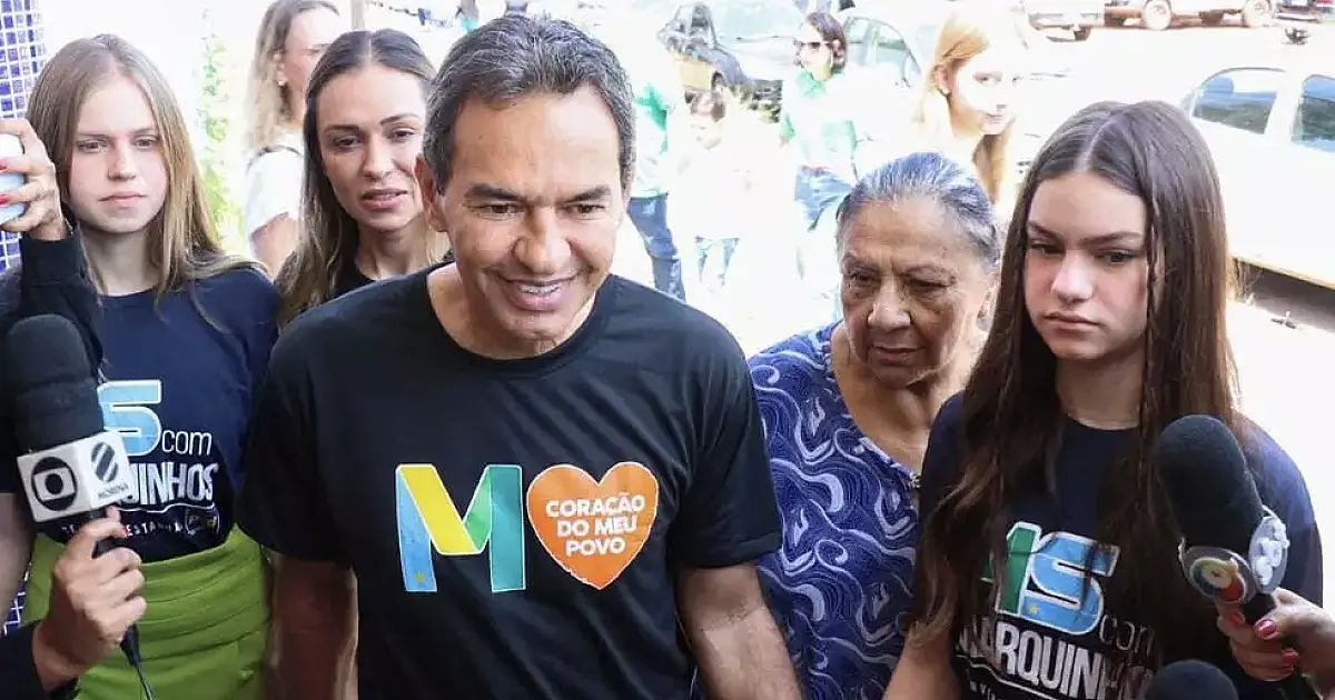 Com família, Marquinhos vota e espera "surpresa em apuração"