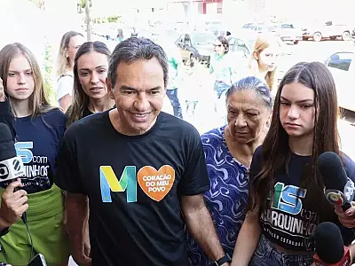 Com família, Marquinhos vota e espera "surpresa em apuração"