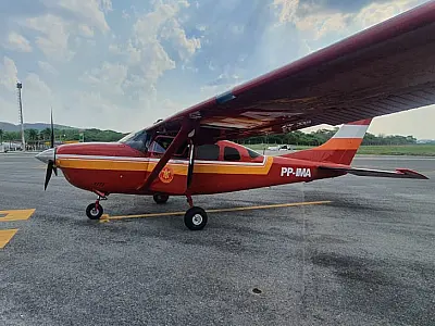 Aeronave dos Bombeiros sobrevoa Pantanal em busca de homem desaparecido
