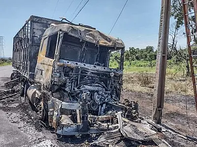 Caminhão bate na traseira de outro, pega fogo e chamas atingem poste